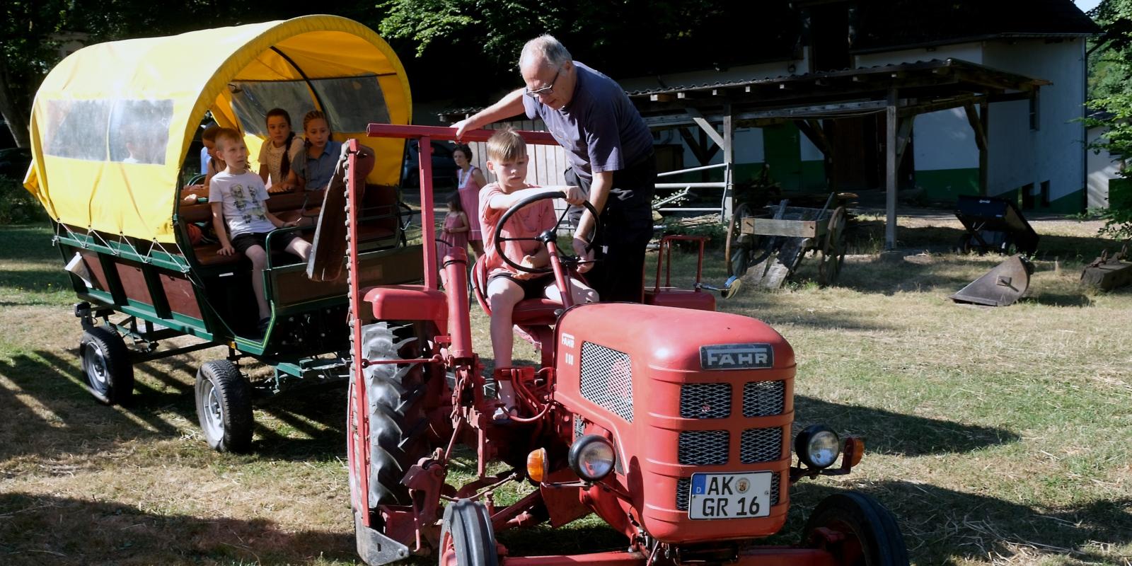 'Speedy', der kleine rote Traktor