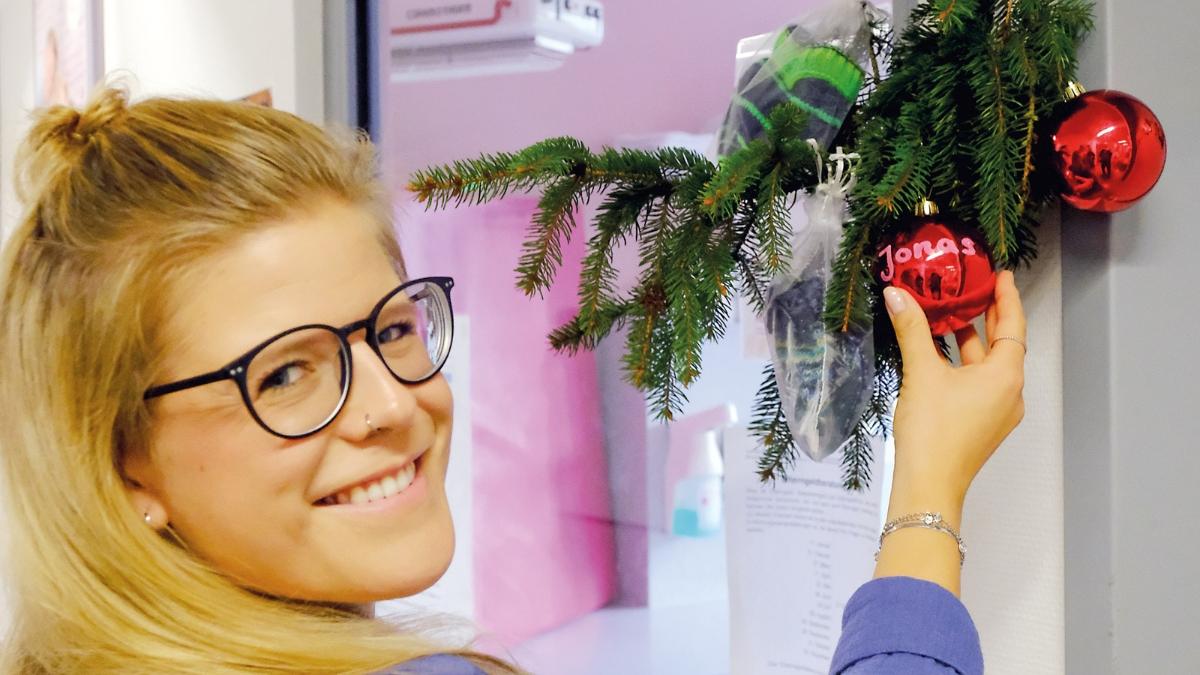 Melissa Knitter hängt eine Kugel mit dem Namen ihres Sohnes an einen Tannenzweig auf der Geburtsstation.