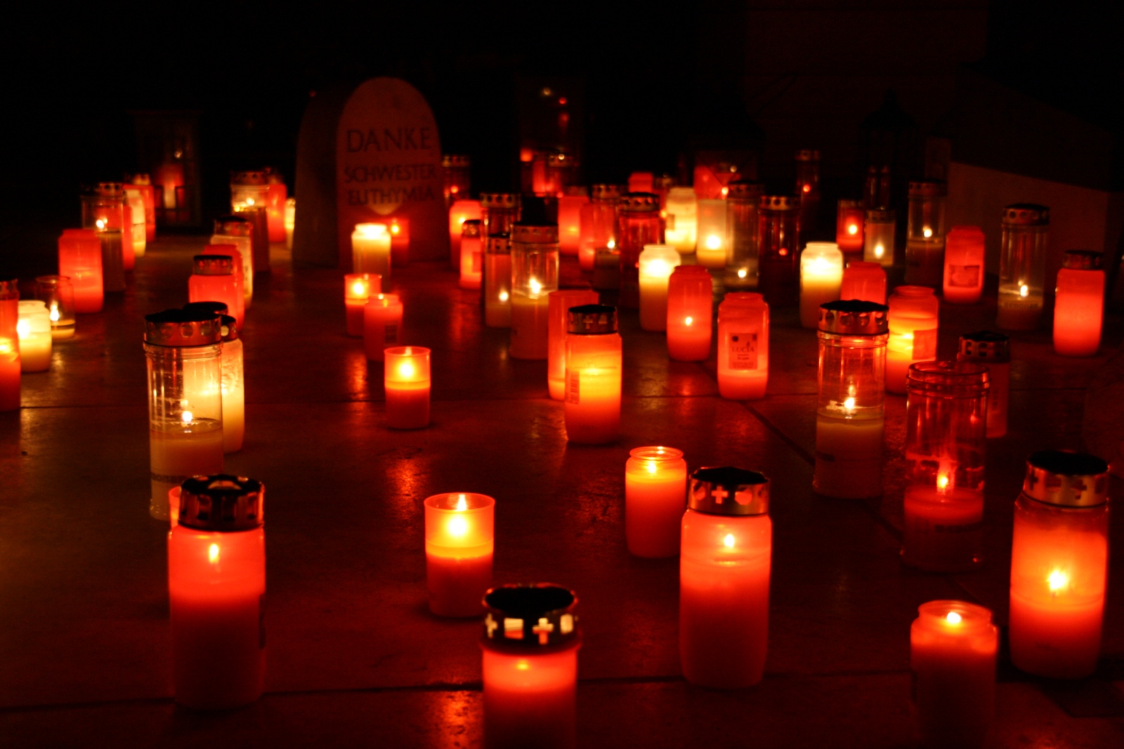 sterben,  Grab, Gräber, Kerzen,  Ruhe, Gedenken, Lichtermeer,  Erinnerung, Innehalten, Dank,   Ort der Ruhe, letzte Ruhe finden, Bestattung,  Tote bestatten, Tote beerdigen, Ex-Bild-DB-ID: 3051