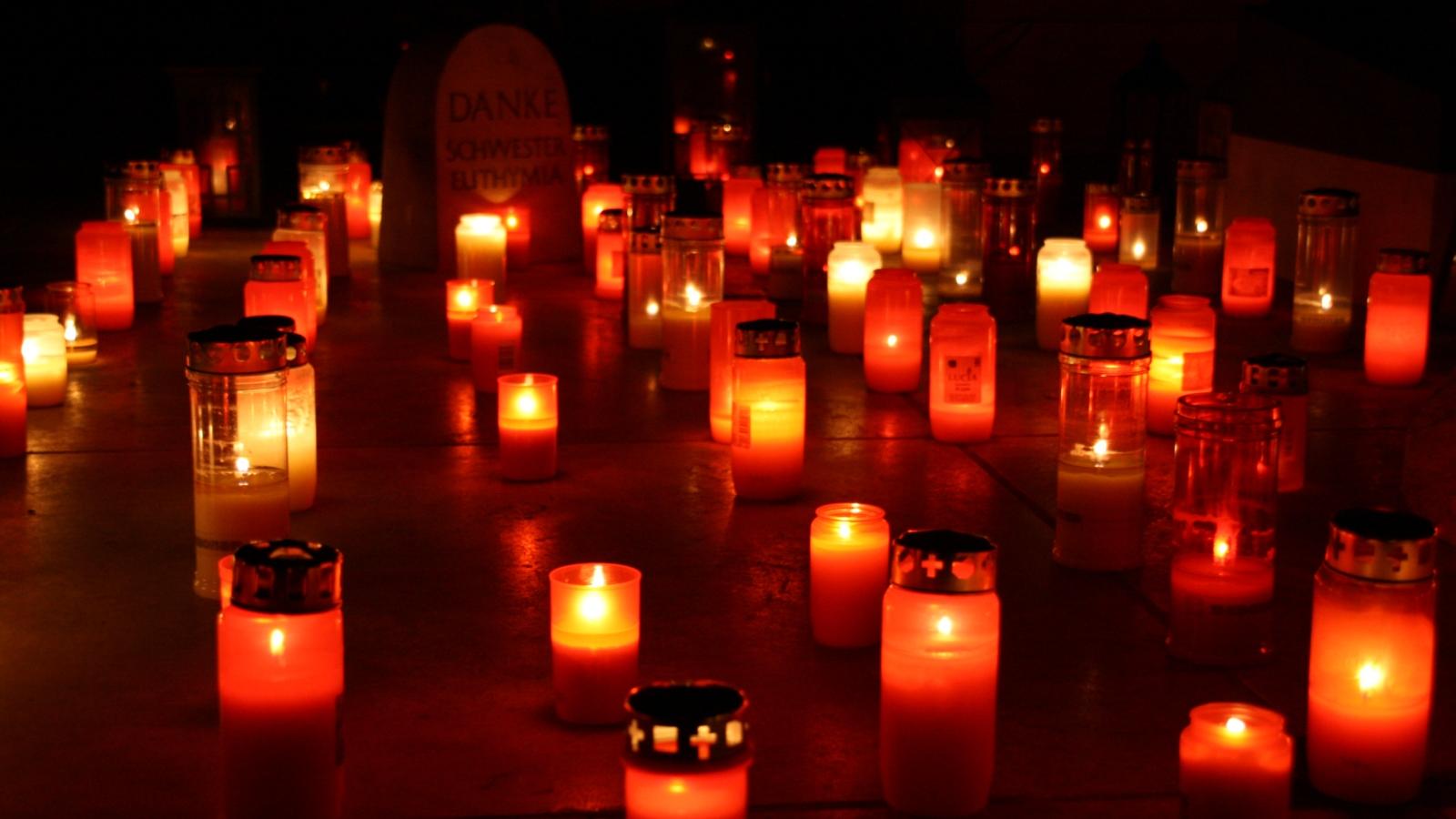 sterben,  Grab, Gräber, Kerzen,  Ruhe, Gedenken, Lichtermeer,  Erinnerung, Innehalten, Dank,   Ort der Ruhe, letzte Ruhe finden, Bestattung,  Tote bestatten, Tote beerdigen, Ex-Bild-DB-ID: 3051