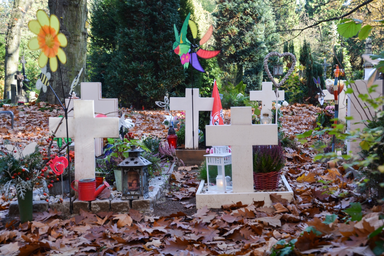 Kindergräber Friedhof, Ruhestätte,  Abschied nehmen,  gedenken, trauern, Hoffnung schöpfen, Herbst, zur Ruhe kommen, Gedenkstein, Ort der Trauer, Monument, Statue, Ex-Bild-DB-ID: 21716