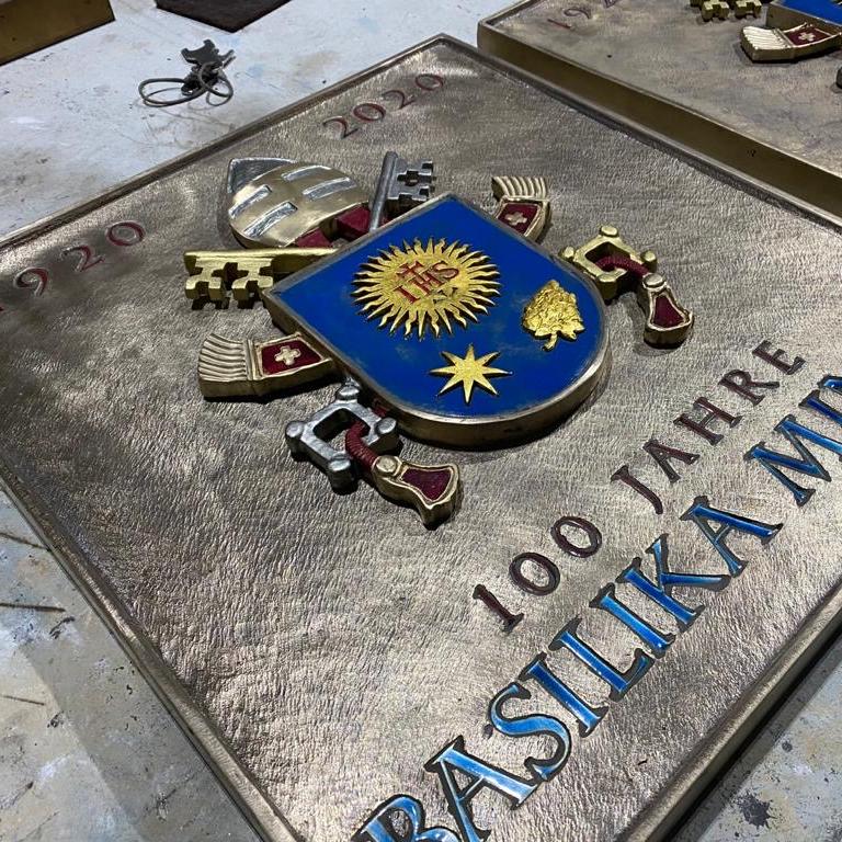 Bronzeplakette zum 100. Jahrestag der Ernennung zur Basilica minor für die Kölner Kirchen St. Gereon und St. Ursula
