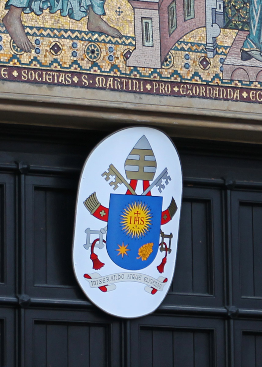 Päpstliches Wappen über dem Hauptportal des Bonner Münsters