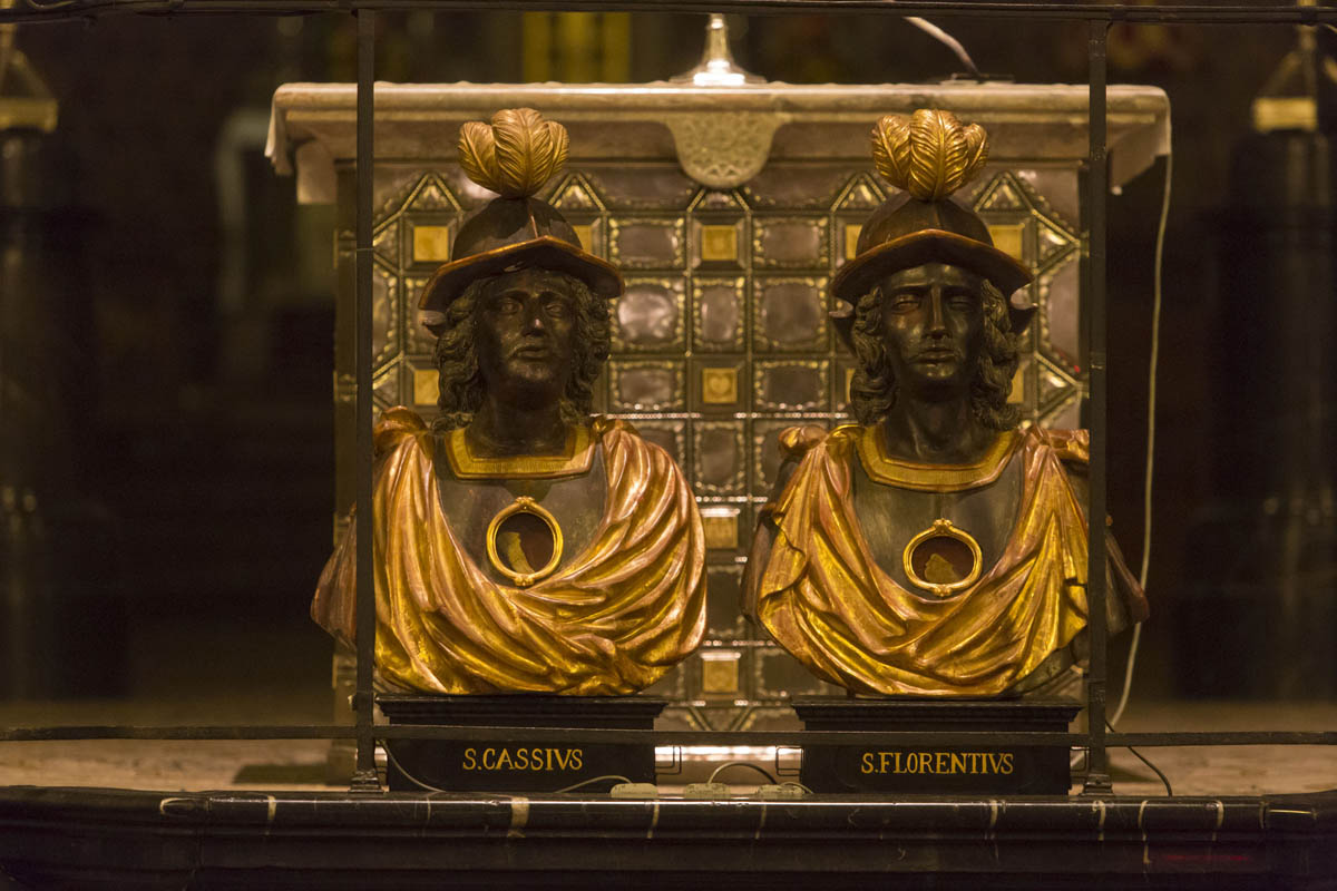 Die Reliquiare von Cassius und Florentius vor dem Hauptaltar des Bonner Münsters