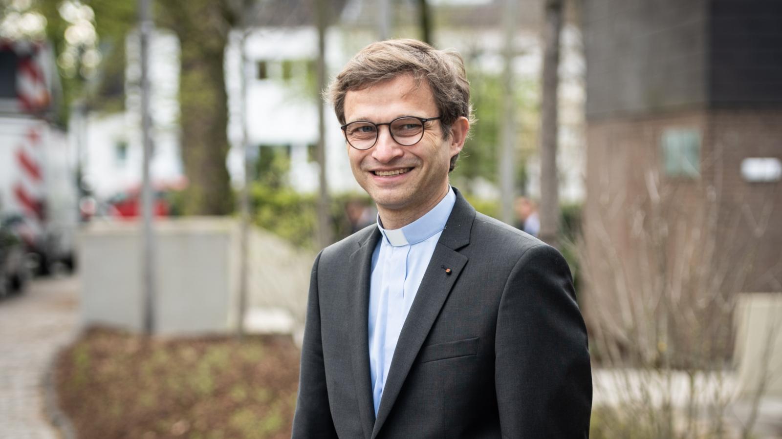 15.04.2021   Köln..Einsegung der neuen Räume der KHKT (Kölner Hochschule für Katholische Theologie).Köln-Lindenthal durch Erzbischof Rainer Maria Kardinal Wölki..(c) Foto: Christian Knieps...Pressefotos...Für zur Berichterstattung belieferte Medien gilt: Keine Weitergabe an Dritte...Die Lieferung von Bildmaterial der von Ihnen bei mir in Auftrag gegebenen Fotoproduktion beruht auf meinen Allgemeine Geschäftsbedingungen (AGB) die. auf der Internetseite www.christianknieps.de einzusehen sind..Der Fotograf (Christian Knieps) übernimmt keinerlei Haftung für die eventuelle Verletzung von Persönlichkeitsrechten...