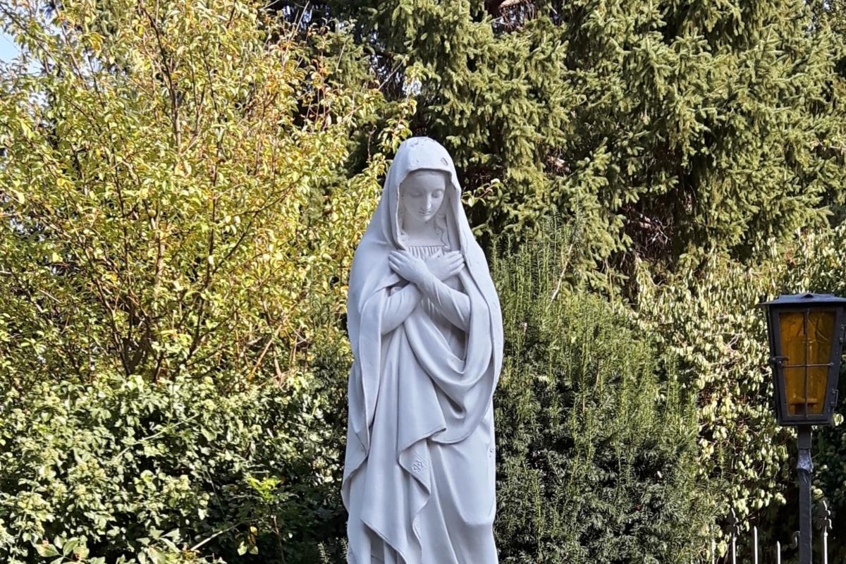 Mutter Gottes,Maria, Marienfigur, Skulptur vor der Kirche in Bonn-Endenich Ex-Bild-DB-ID: 20850