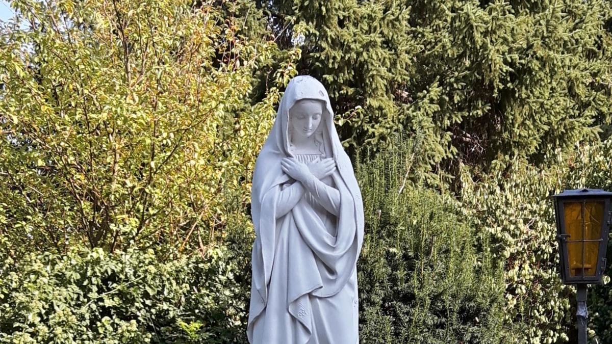 Mutter Gottes,Maria, Marienfigur, Skulptur vor der Kirche in Bonn-Endenich Ex-Bild-DB-ID: 20850