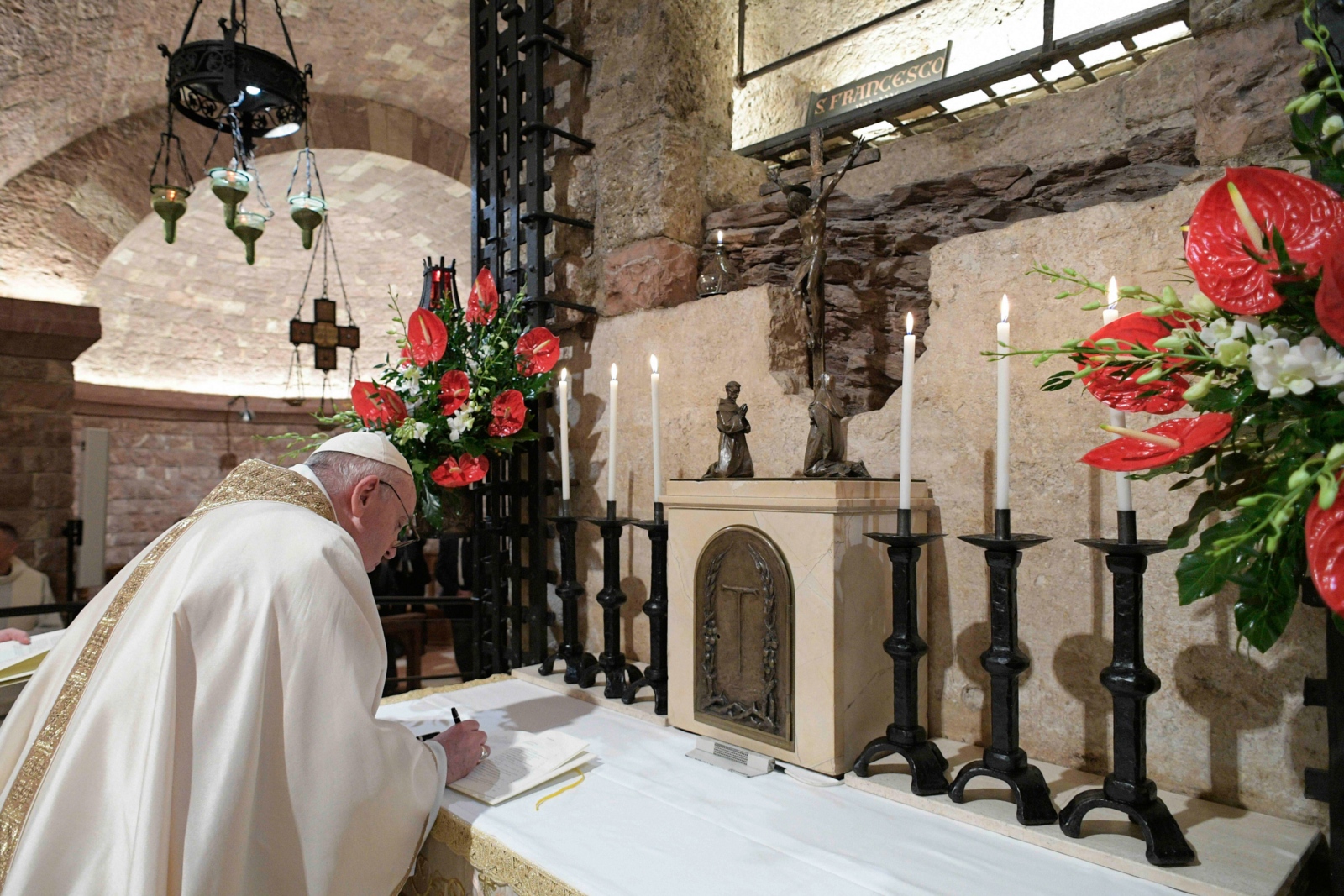 Papst Franziskus unterzeichnet sein neues Lehrschreiben, die Enzyklika 'Fratelli tutti', in der Basilika San Francesco in Assisi am Grab des heiligen Franziskus am 3. Oktober 2020.