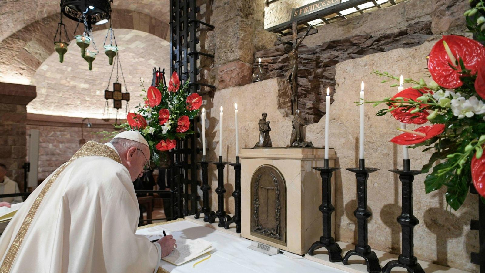 Papst Franziskus unterzeichnet sein neues Lehrschreiben, die Enzyklika 'Fratelli tutti', in der Basilika San Francesco in Assisi am Grab des heiligen Franziskus am 3. Oktober 2020.