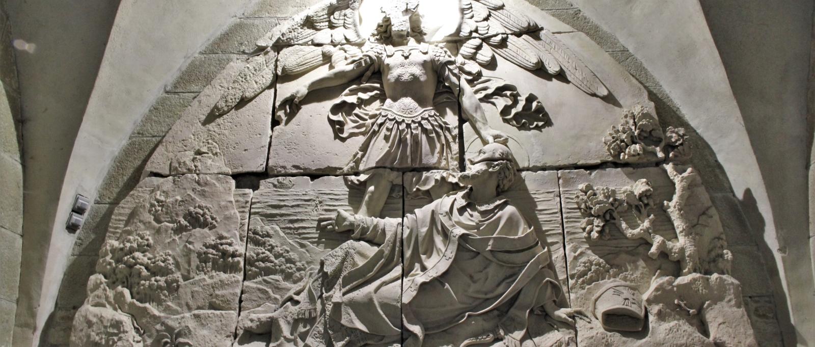 Erzengel Michael, Relief in der Abtei Mont-Saint-Michel