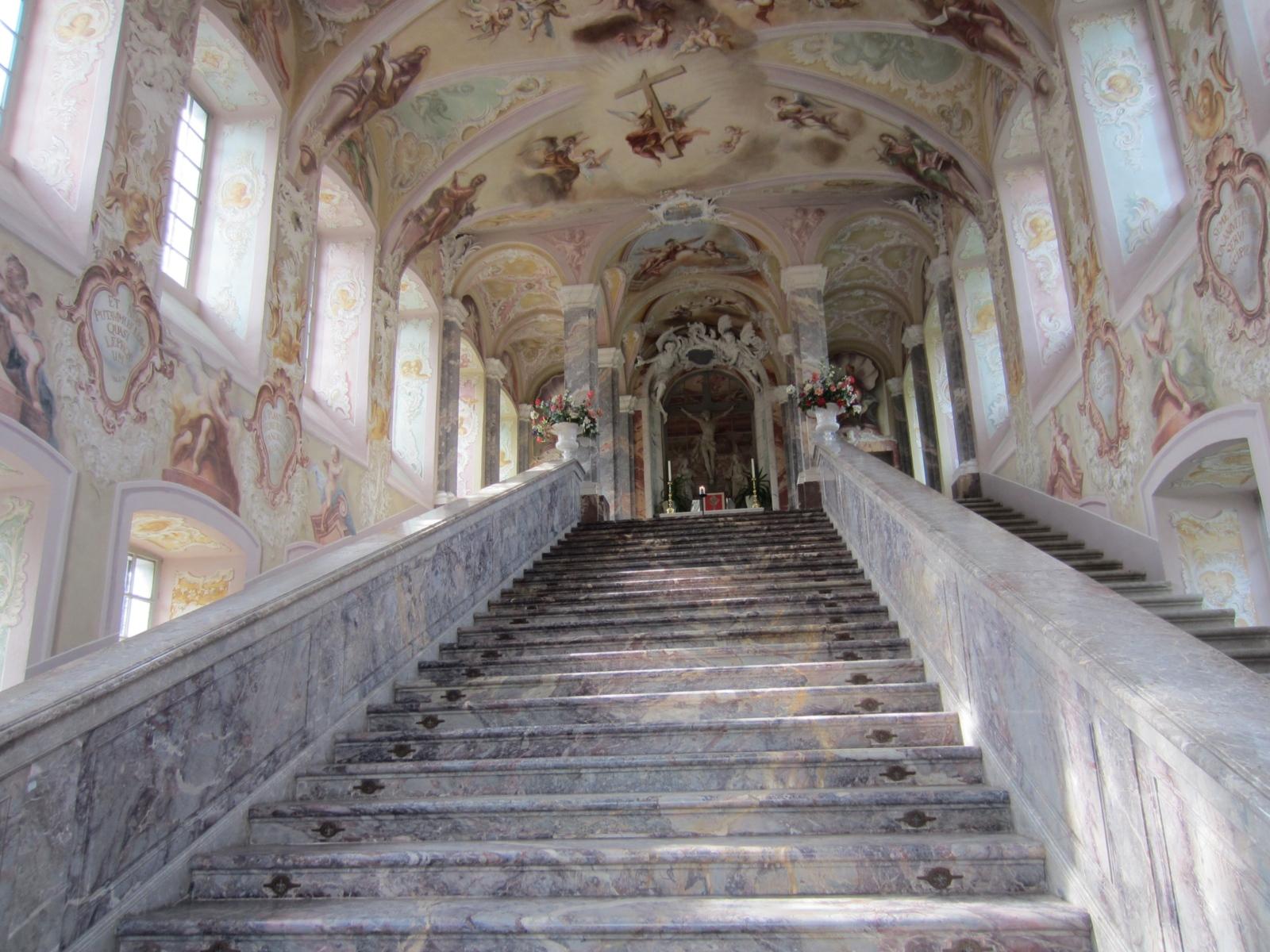 Die Heilige Stiege im Bonner Ortsteil Endenich ist ein Passions-Wallfahrtsort auf dem Kreuzberg und gehört zum Baukomplex der dortigen Kreuzbergkirche.  Die Heilige Stiege ist eine Nachbildung der „Scala Santa“, der angeblich vom Palast des Pilatus stammenden Treppe, die Jesus vor seiner Verurteilung hinaufsteigen musste und die schon 326 nach Rom gebracht worden sein soll. Seitdem erklimmen Pilger jedes Jahr an Karfreitag und Karsamstag auf Knien die insgesamt 28 Stufen, bis sie den Altar mit Jesus als Erlöser am Kreuz erreichen.  Solche Heiligen Stiegen waren besonders in Bayern sehr verbreitet, im Rheinland ist es die einzige ihrer Art[1]. Ex-Bild-DB-ID: 15033