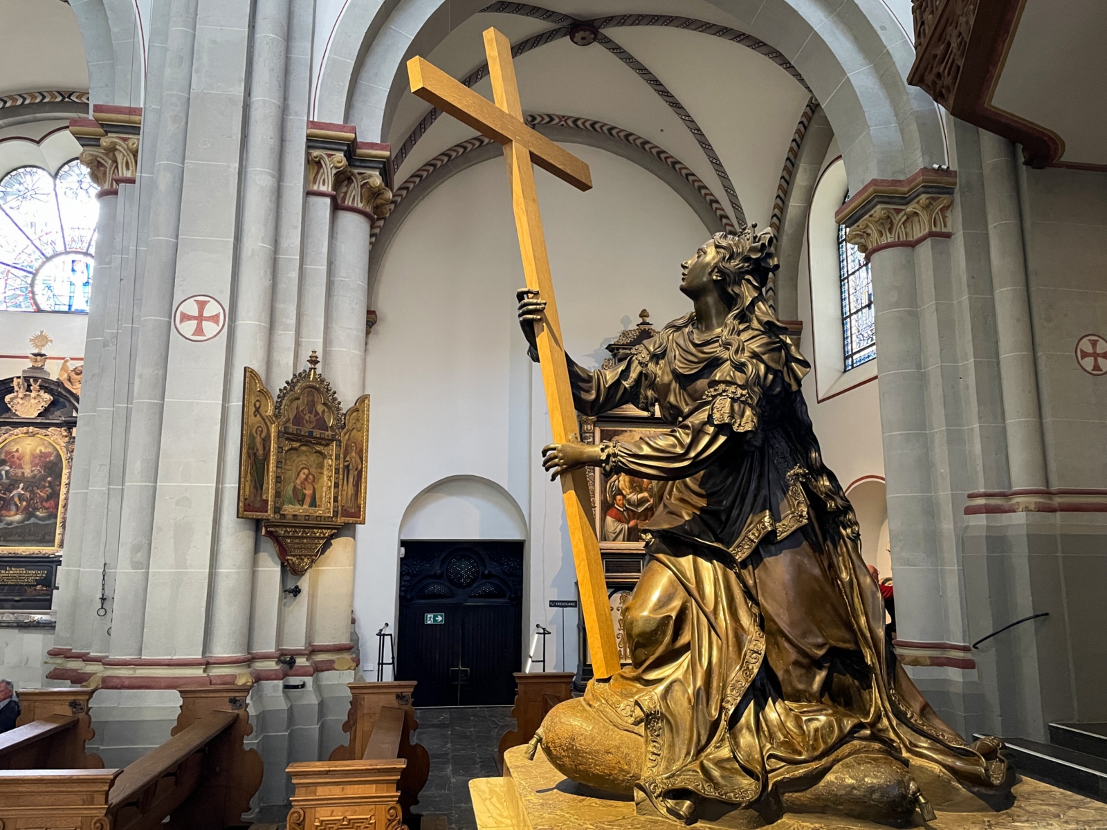 In der Mitte des Kreuzes ist ein Kreuzpartikel.