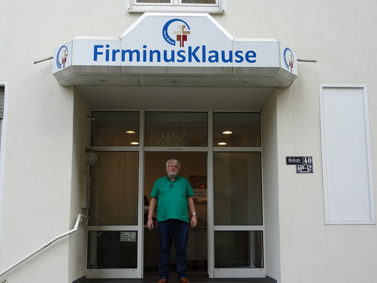 Werner Schütze, der kommissarische Leiter der Firminusklause und leiblicher Bruder des verstorbenen Bruder Antonius (ehemals Leiter - 2017) vor der Eingangstür