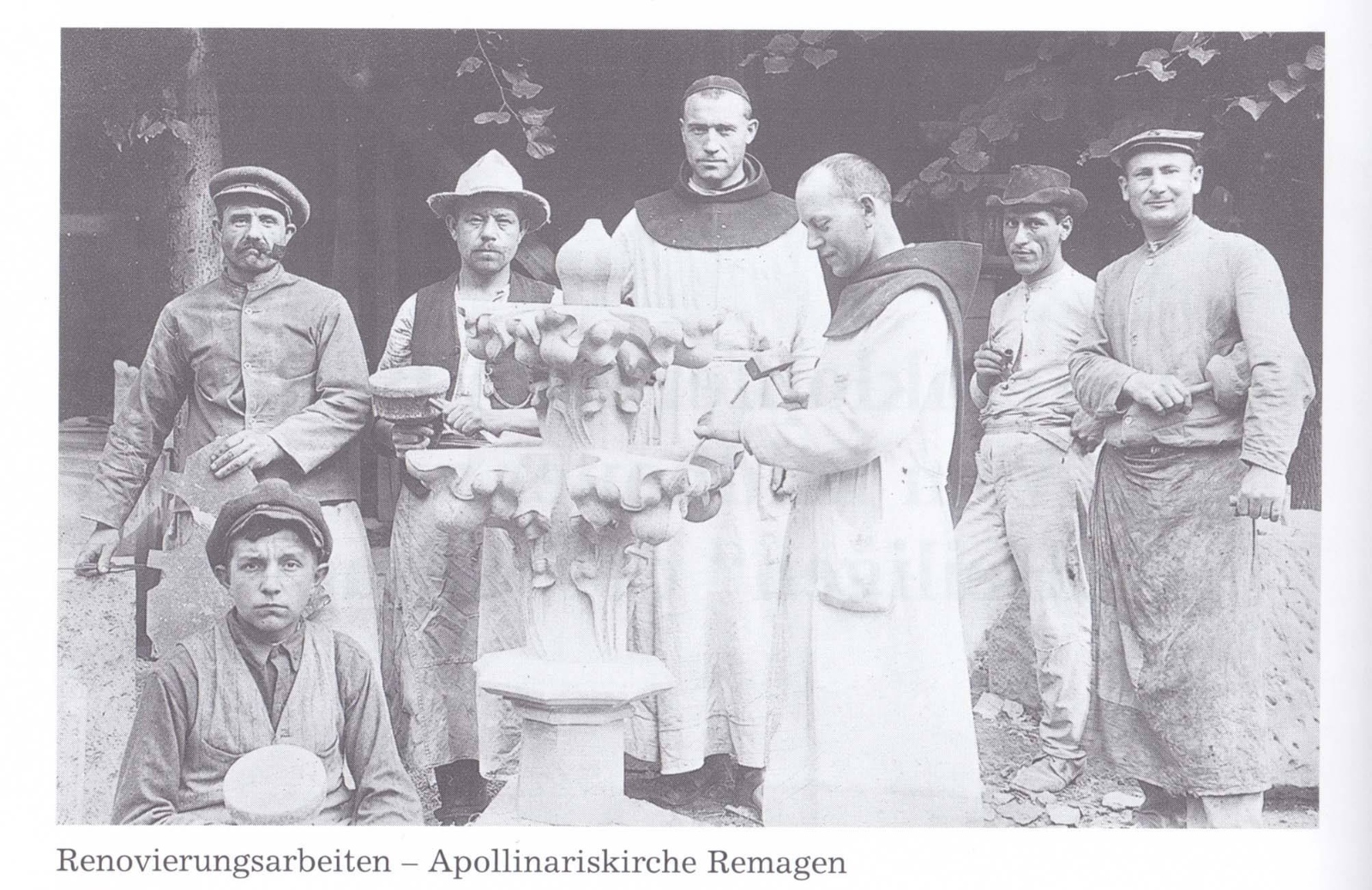 Auf dem Bild im Vordergrund arbeitet Bruder Firminus an einer Fiale der Apollinariskirche in Remagen. Im Hintergrund steht Bruder Paulus.