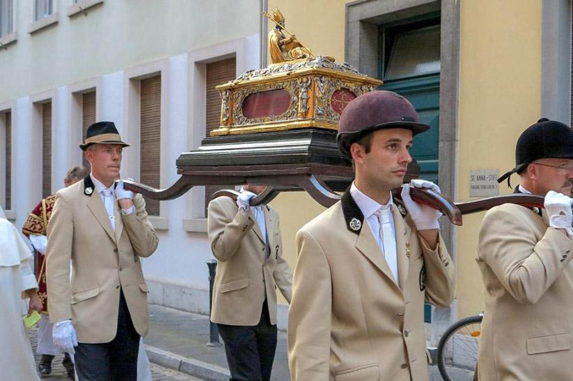 Alte Tradition: die Apollinarisprozession mit Apollinarisschrein