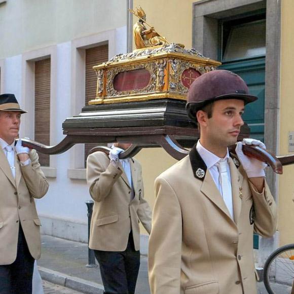 Alte Tradition: die Apollinarisprozession mit Apollinarisschrein