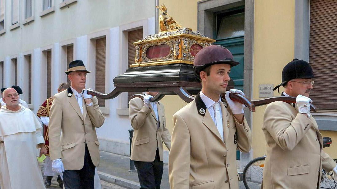 Alte Tradition: die Apollinarisprozession mit Apollinarisschrein