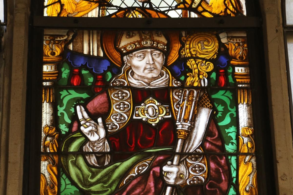Detailansicht des Kirchenfensters in St. Peter mit der Abbildung des hl. Evergislus