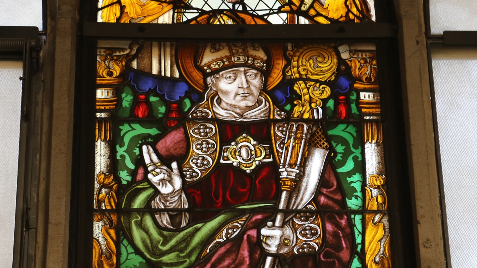 Detailansicht des Kirchenfensters in St. Peter mit der Abbildung des hl. Evergislus