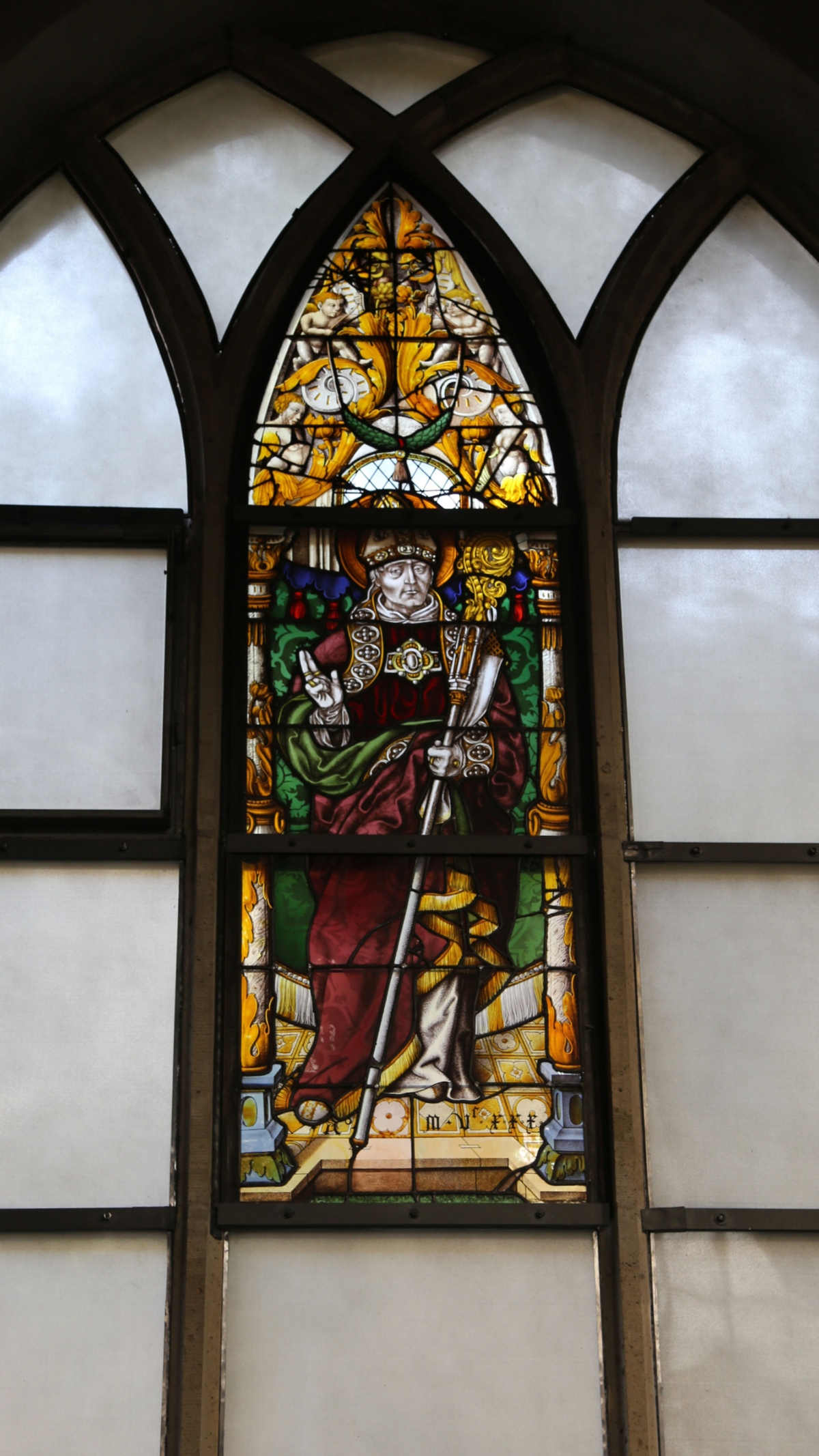 Kirchenfenster in St. Peter mit der Abbildung des hl. Evergislus