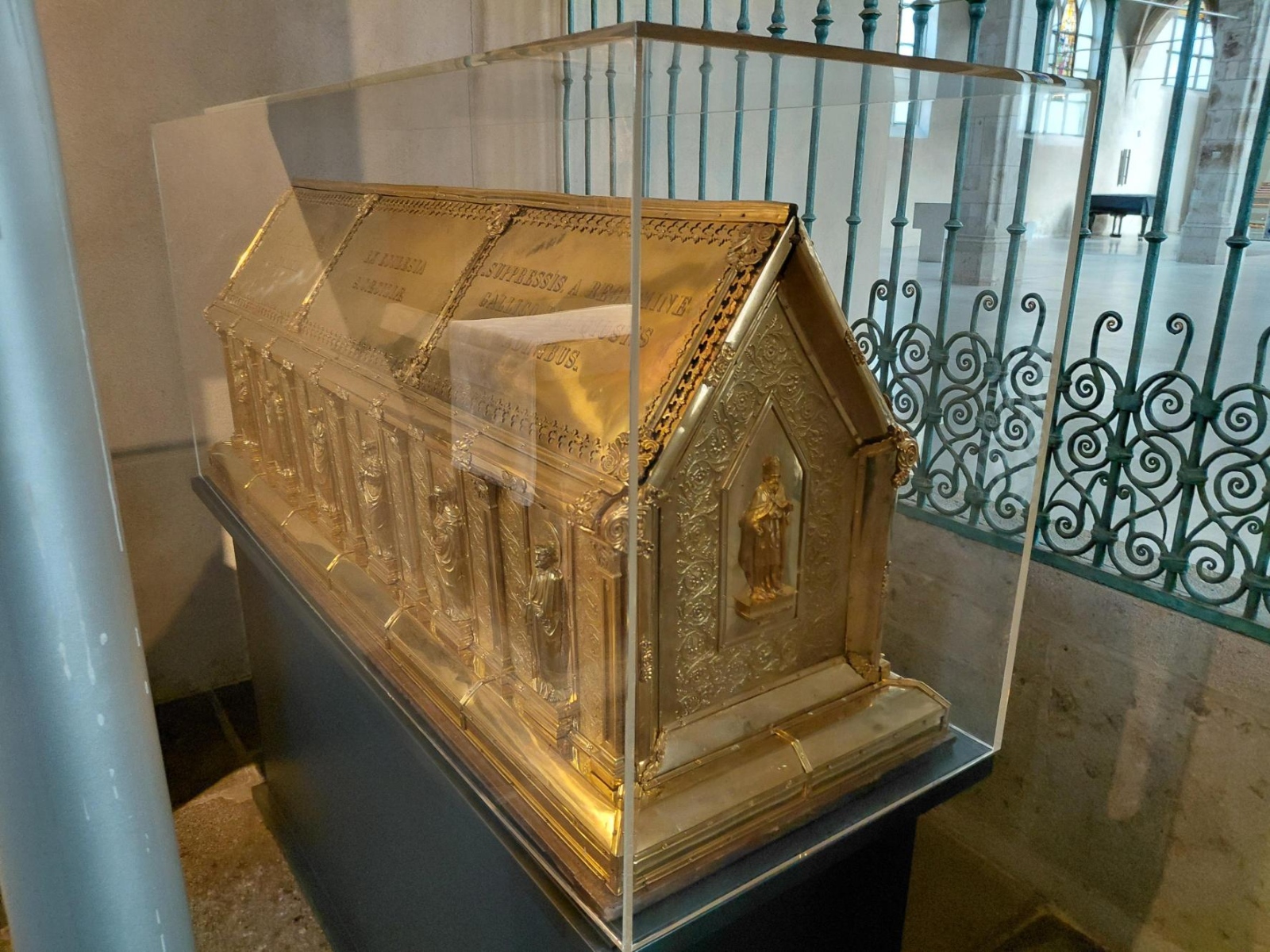 Der Reliquienschrein in St. Peter, Köln Der in gold gefasste Reliquienschrein in St. Peter, Köln