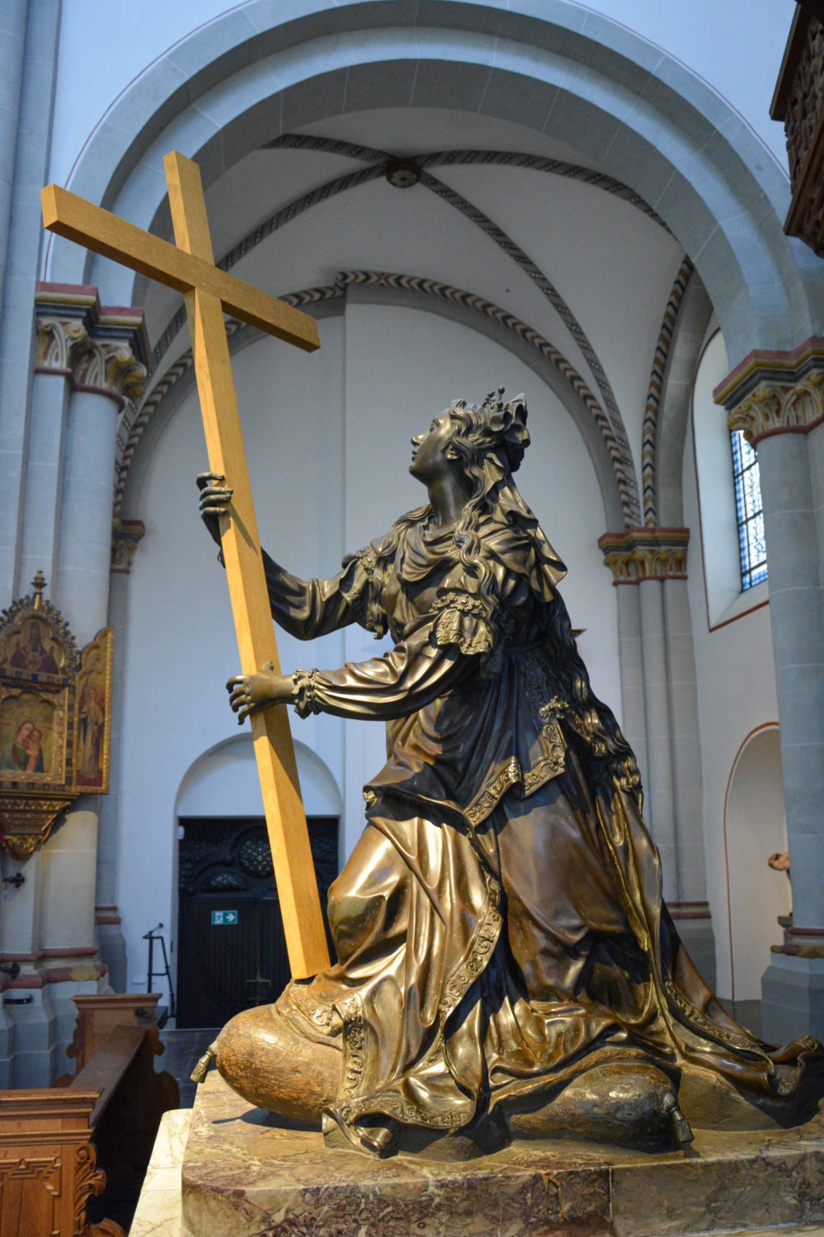 Statue der hl. Helena im Bonner Münster