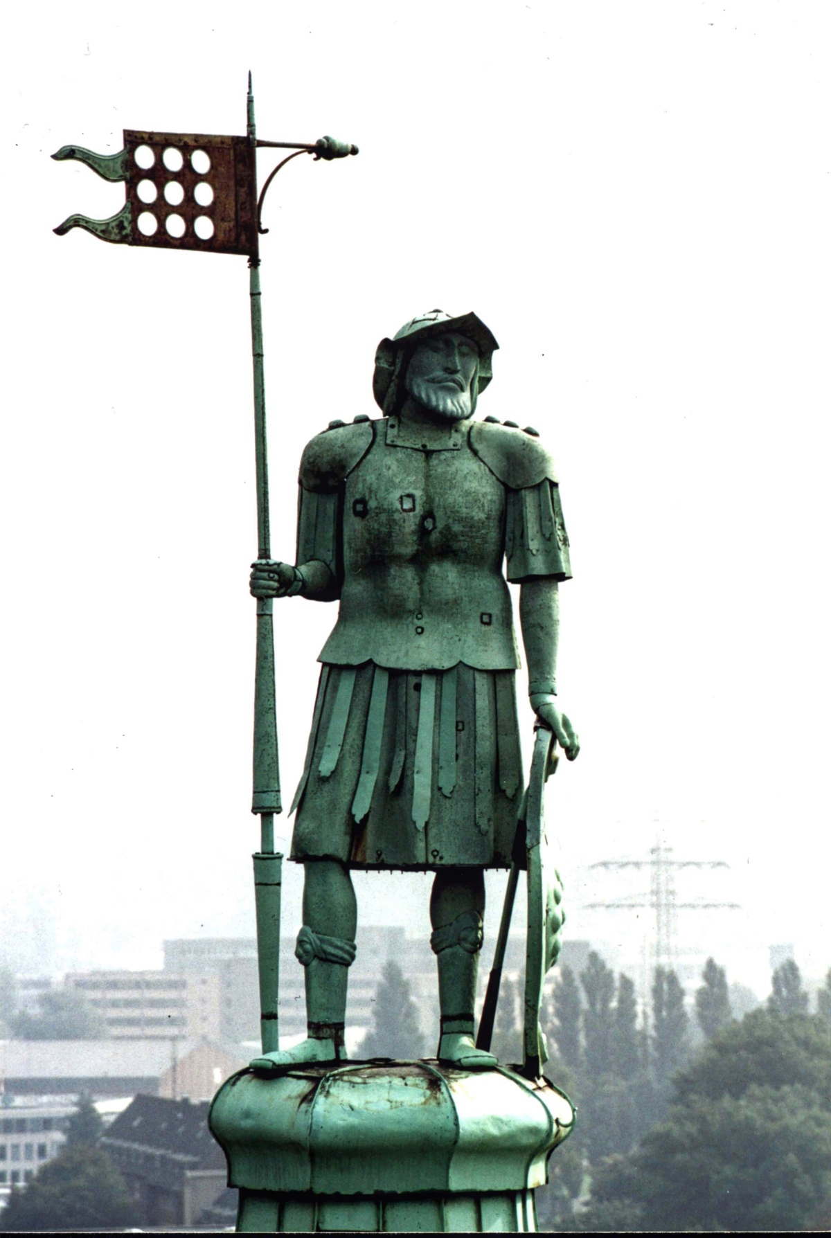 Quirinus-Münster Neuss

Kirche, Münster, Basilika, Pilgerkirche zum Heiligen Quirin, Stiftskirche, Wahrzeichen der Stadt Neuss, Kirche unseres Pfarr- und Stadtpatrons, des Heiligen Quirin, Kirche der Gläubigen und Schützen in Neuss, Kirchenmusik, Kunst…. Die Vielfalt des Neusser Münsters übertrifft die Anzahl der Bezeichnungen dieses gut 800 Jahre alten Sakralbaus. Das Quirinus-Münster ist ein spiritueller Ort der Begegnung von Gott und Mensch, der durch die Jahrhunderte wie die Geschichte zeigt, Menschen anzieht zur Begegnung mit Gott und den Mitmenschen.
Fotografien, Zeichnungen, Grafiken