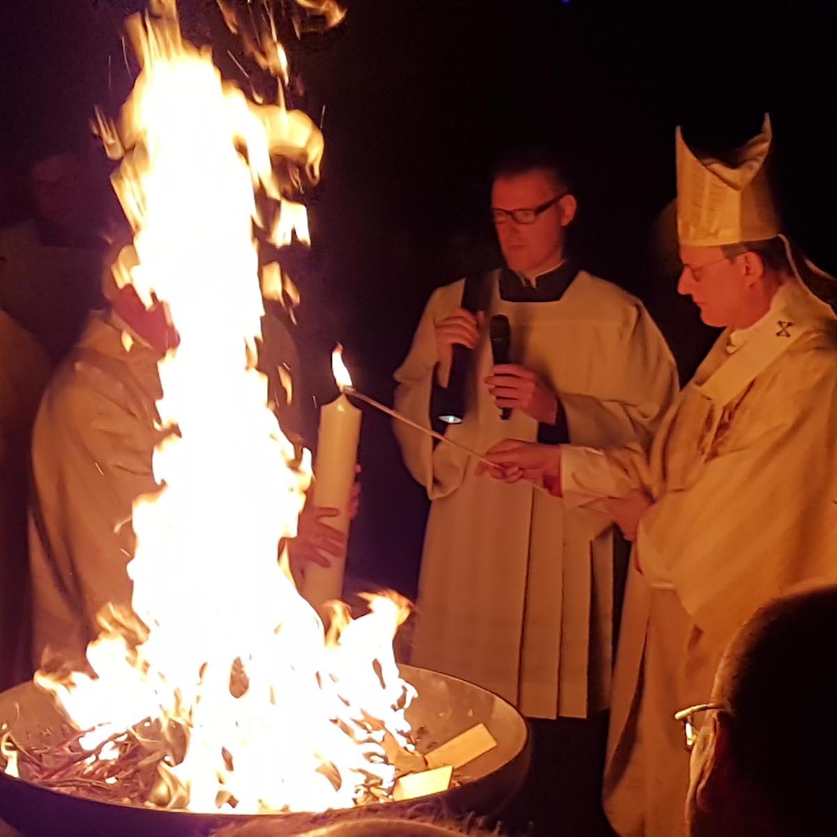 Das Osterfeuer und die Osterkerze gehören zur Osternacht