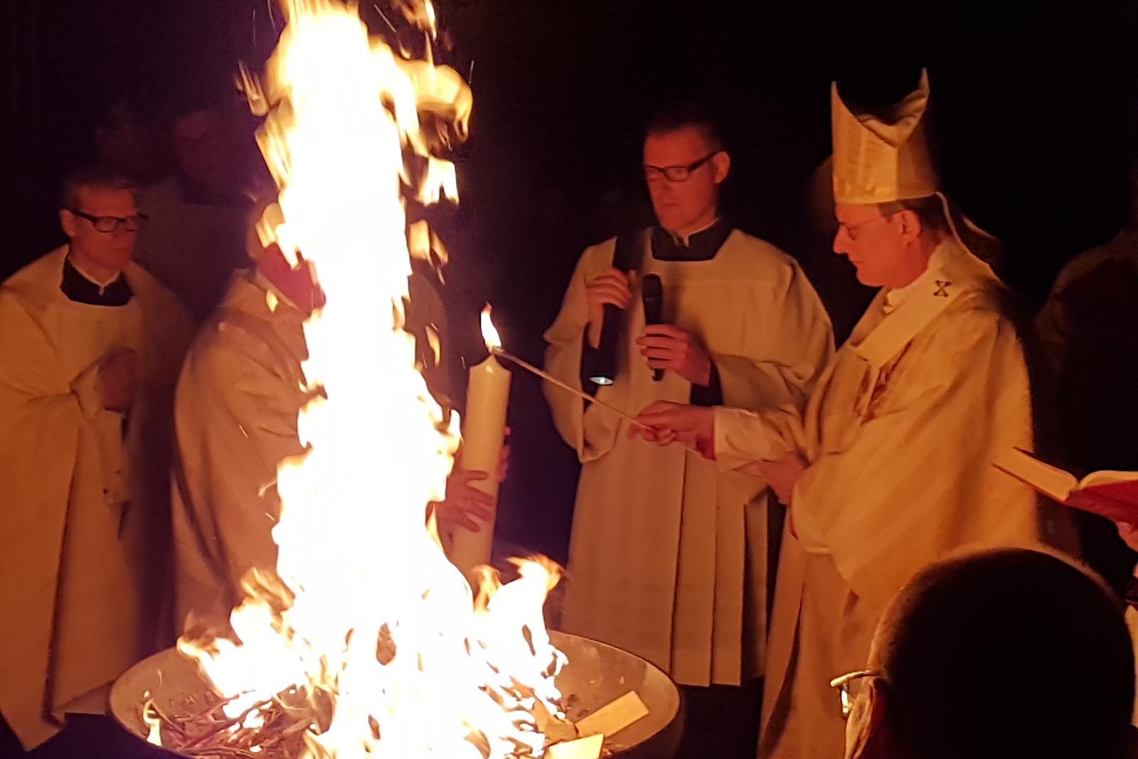 Das Osterfeuer und die Osterkerze gehören zur Osternacht