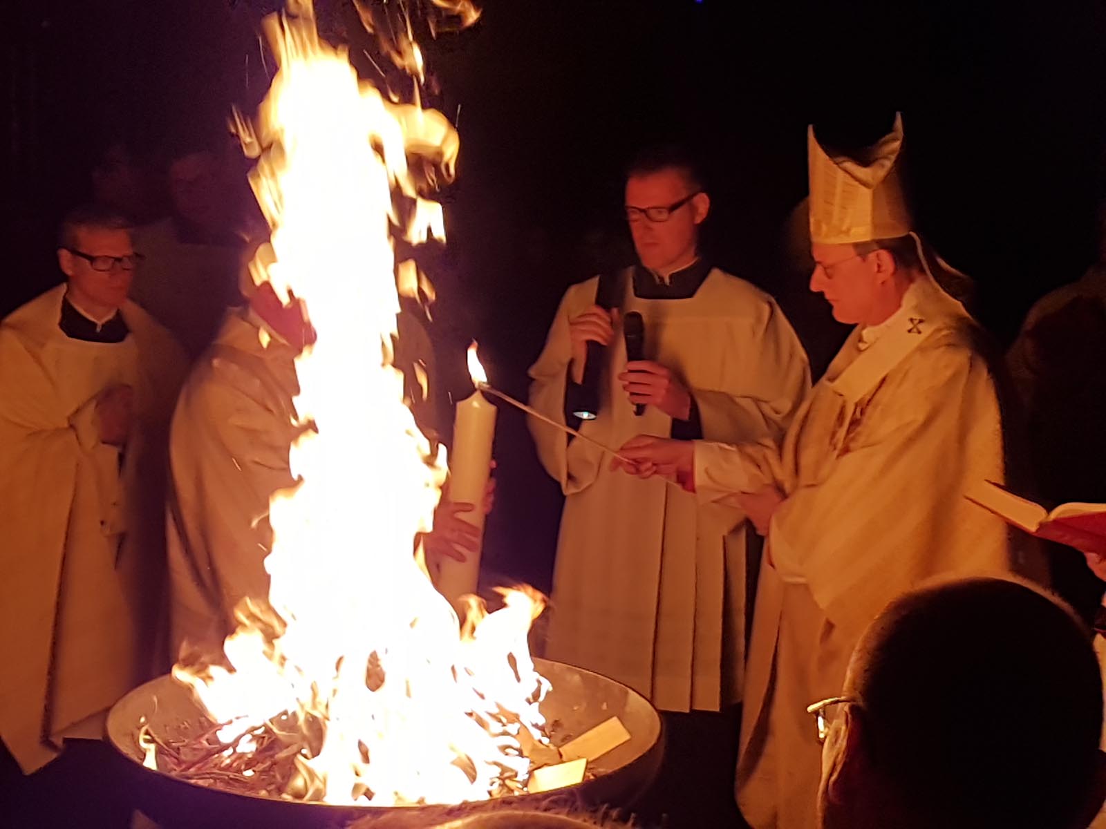 Das Osterfeuer und die Osterkerze gehören zur Osternacht