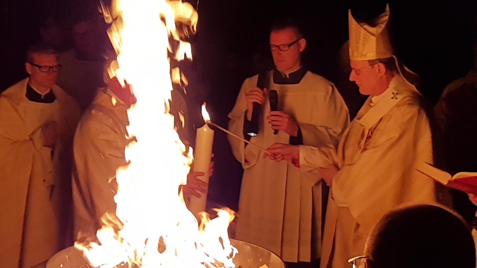 Das Osterfeuer und die Osterkerze gehören zur Osternacht