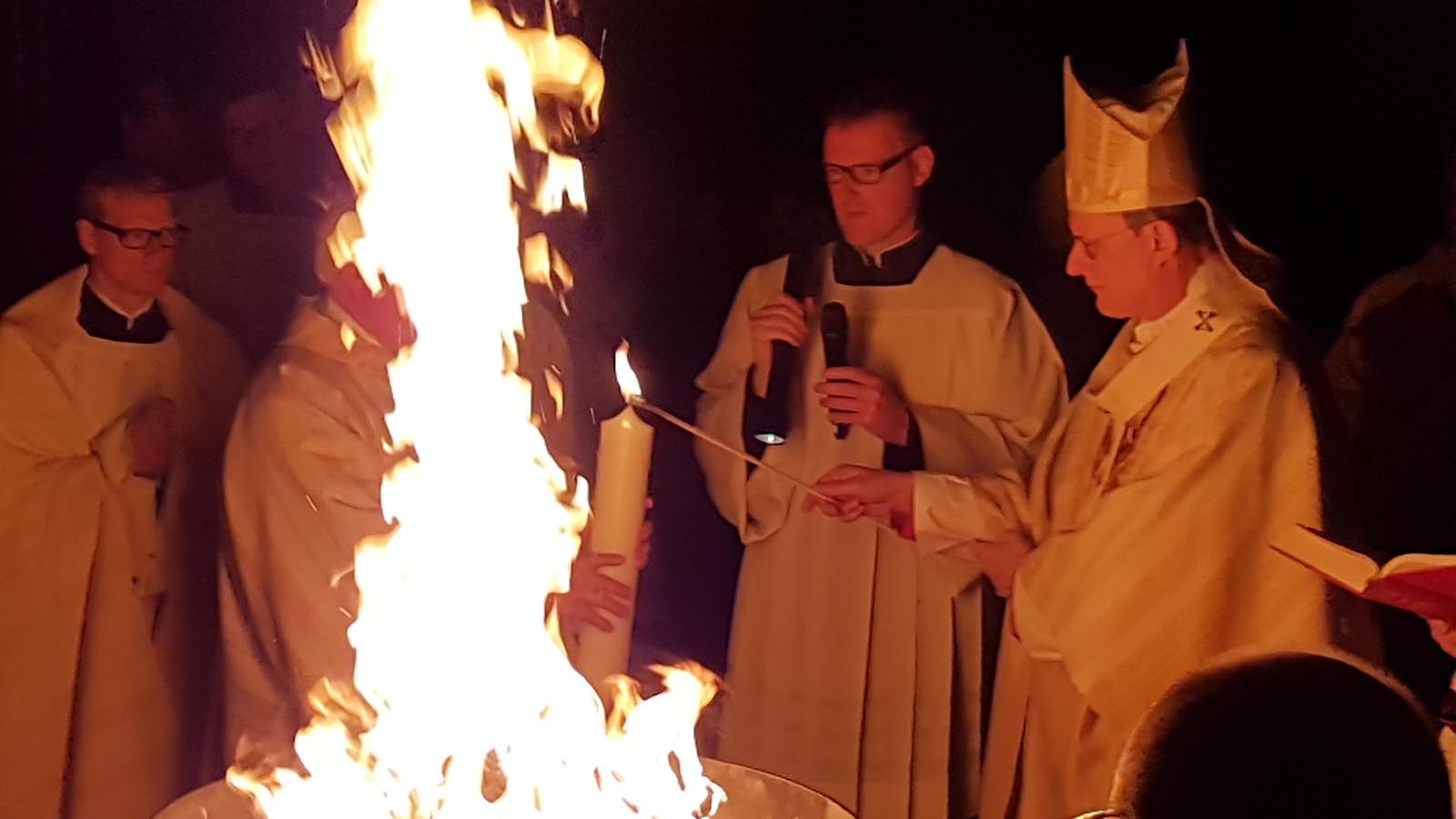 Das Osterfeuer und die Osterkerze gehören zur Osternacht