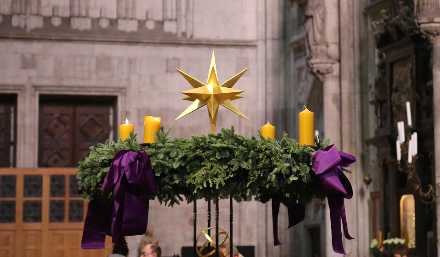 Adventskranz im Kölner Dom