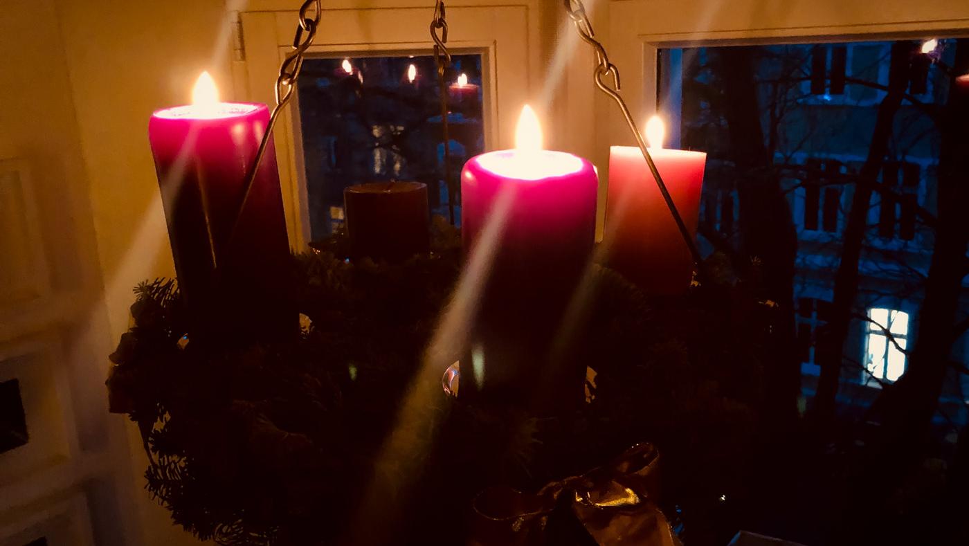 Adventskranz mit Kerzen in violett und rosa