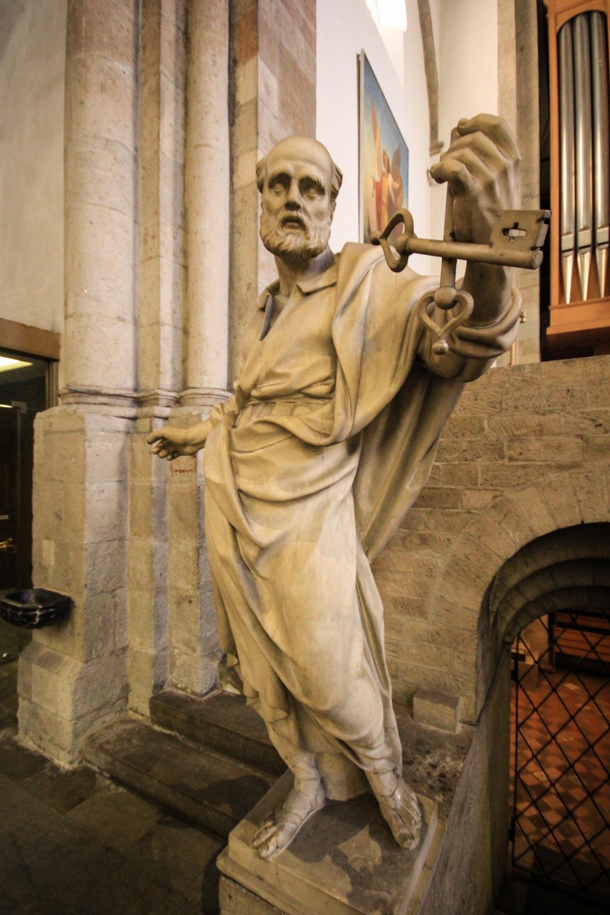 Statue des Apostels Petrus in der Kölner Kirche St. Aposteln.