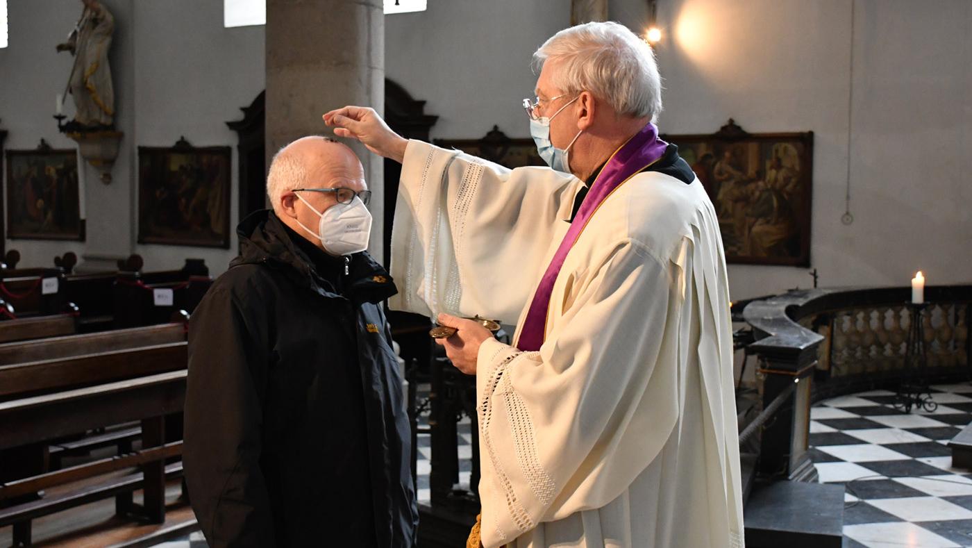 Das Aschekreuz wurde wegen Corona nicht gezeichnet, sondern die trockene Asche wird (in Kreuzform) auf den Kopf gestreut.