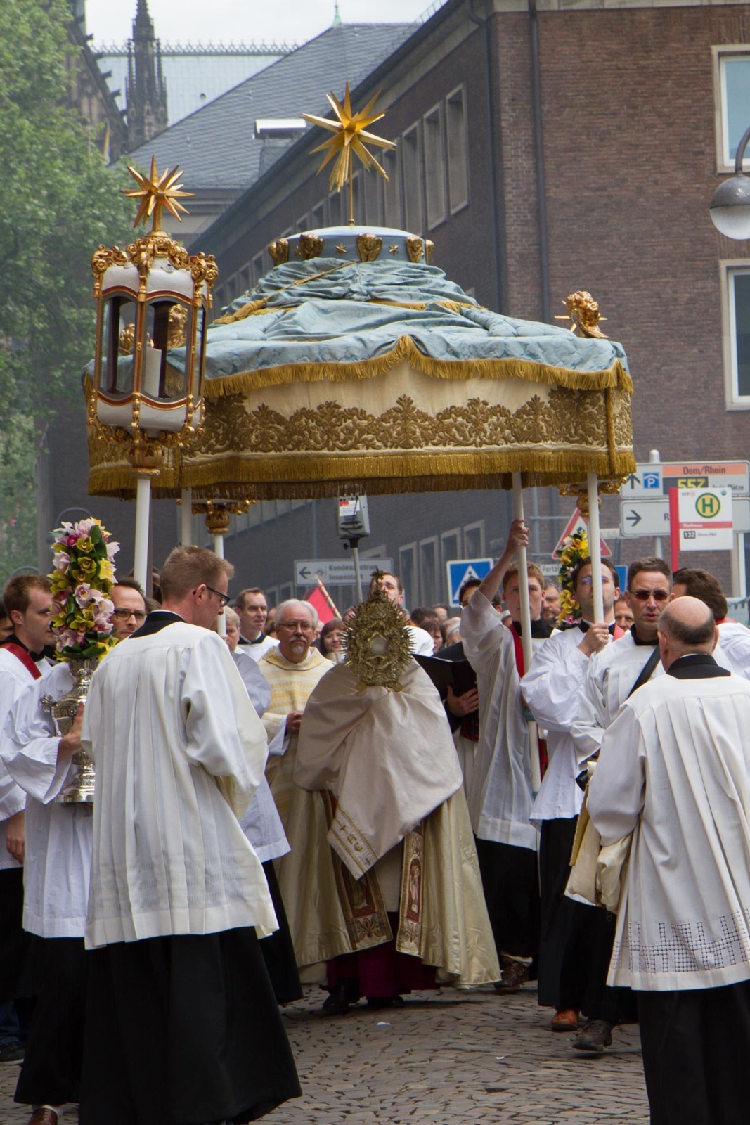 Bei der Fronleichnamsprozession trägt der Priester das Allerheiligste in der Monstranz