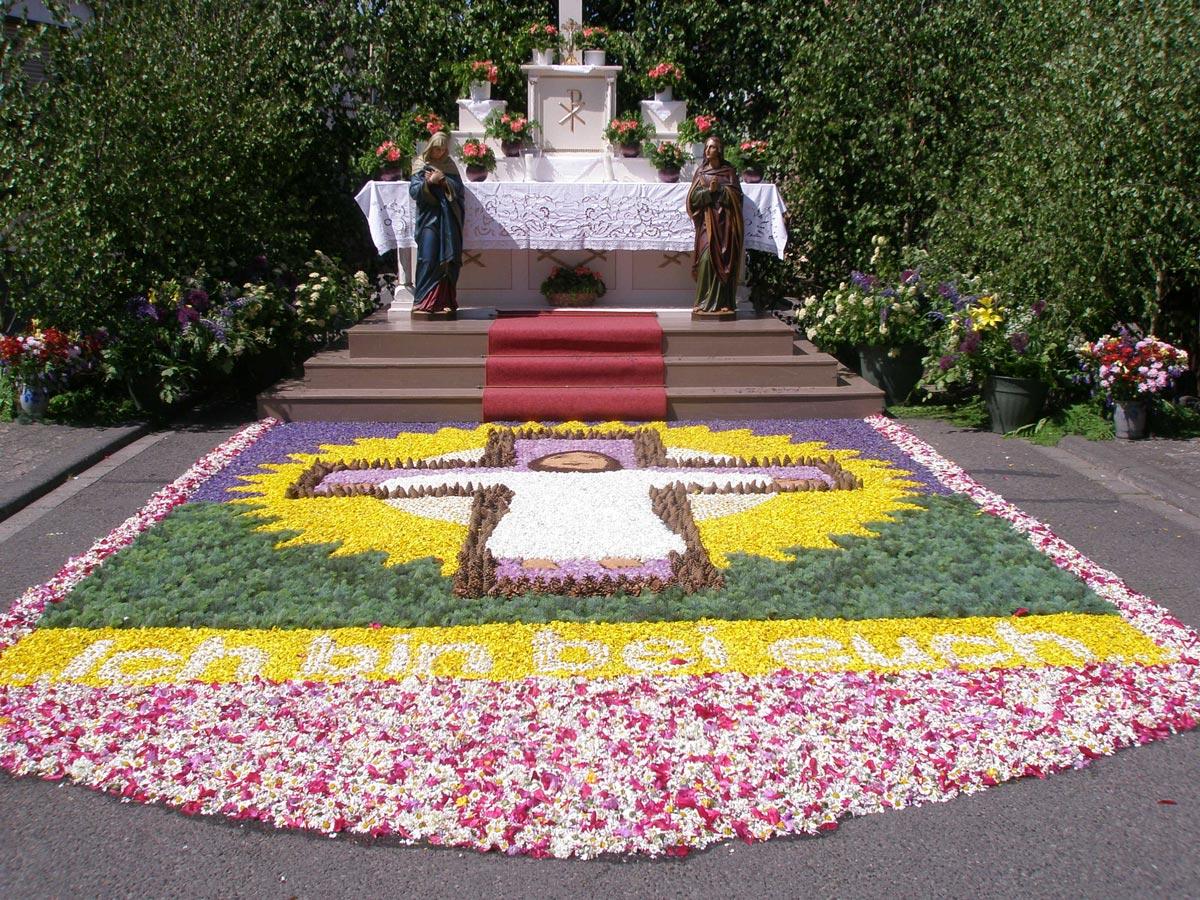 An Fronleichnam schmücken bunte Blumenteppiche die Außenaltäre