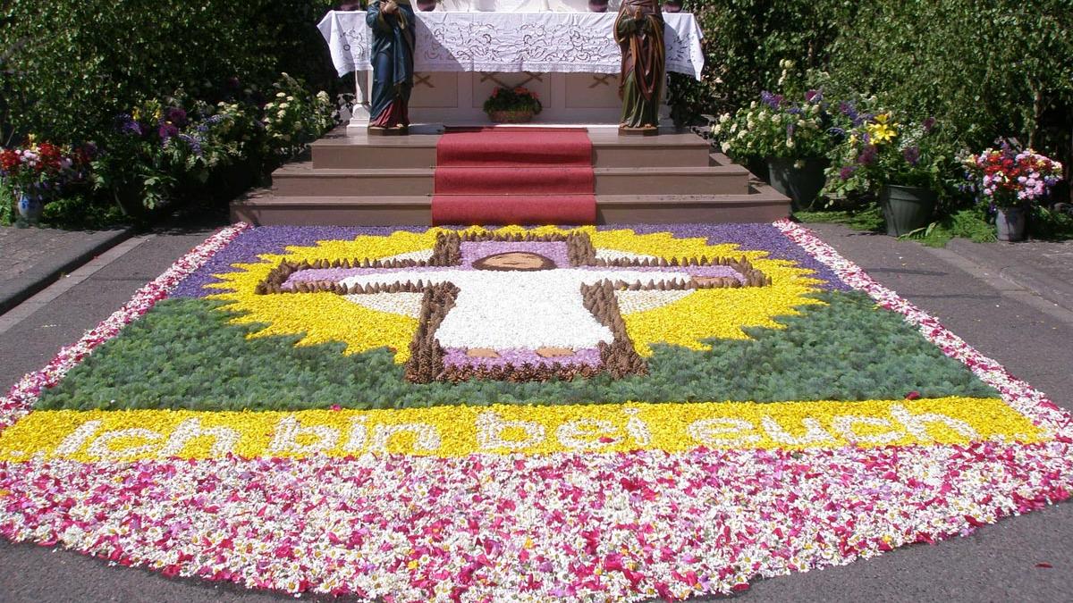 An Fronleichnam schmücken bunte Blumenteppiche die Außenaltäre