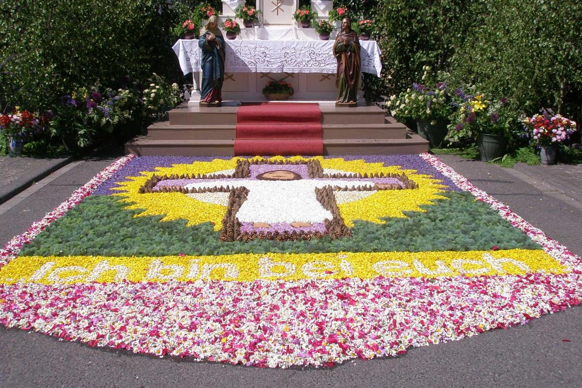 An Fronleichnam schmücken bunte Blumenteppiche die Außenaltäre