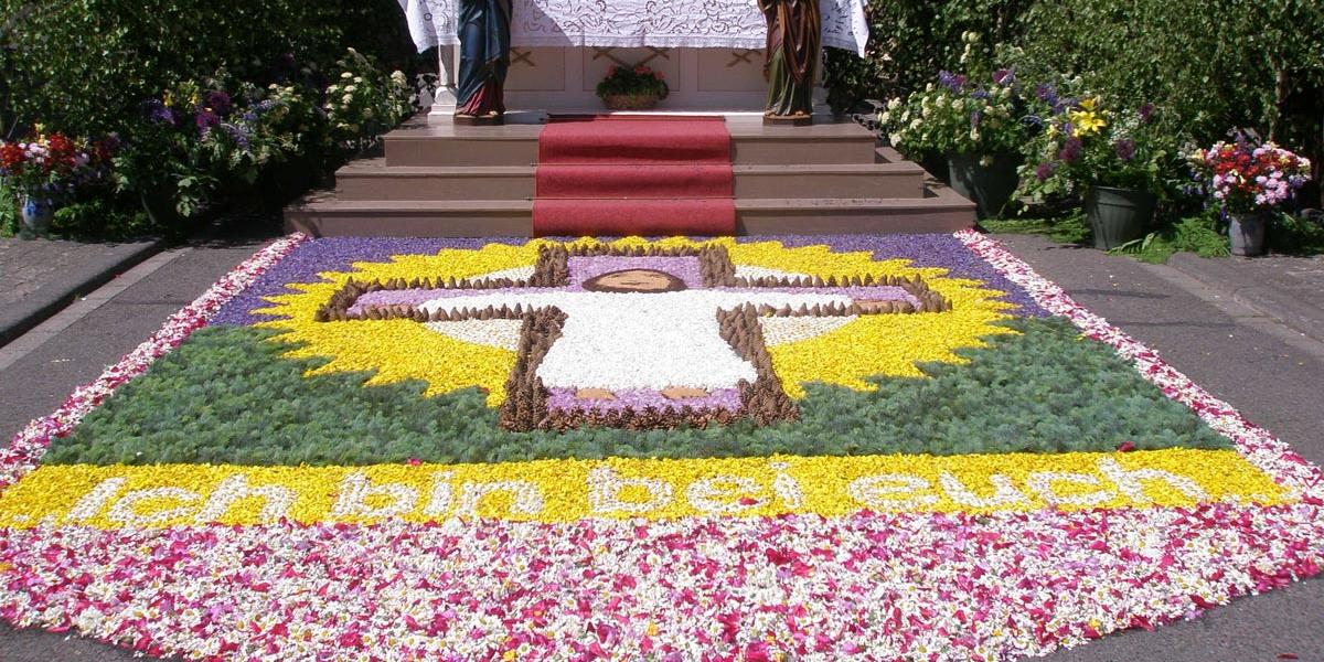 An Fronleichnam schmücken bunte Blumenteppiche die Außenaltäre