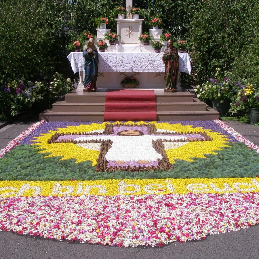 An Fronleichnam schmücken bunte Blumenteppiche die Außenaltäre