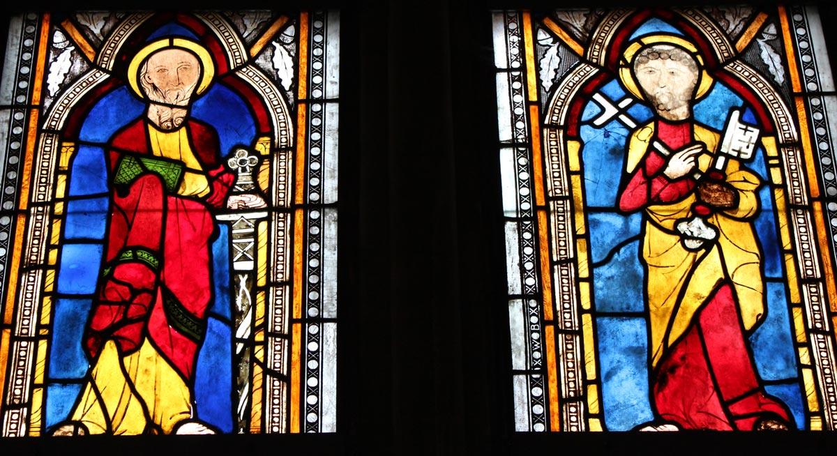 Fenster mit den Apostelfürsten Petrus (rechts) und Paulus im Frankfurter Dom