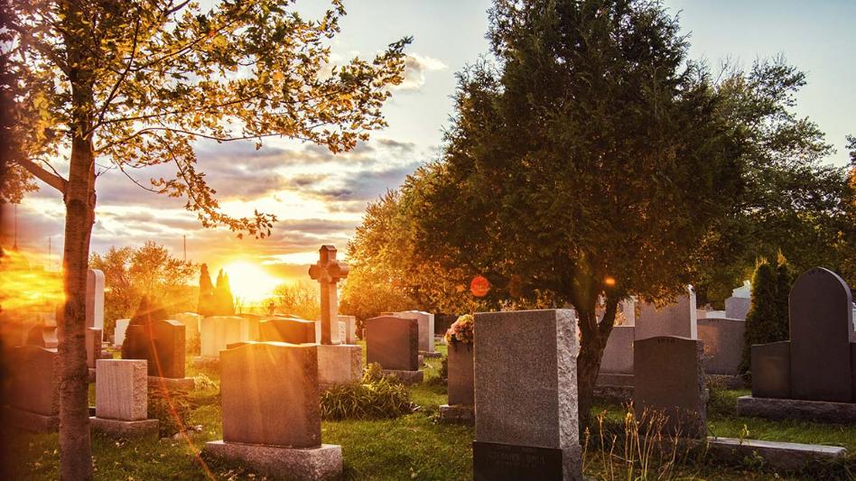 Allerheiligen: Friedhof bei Sonnenaufgang