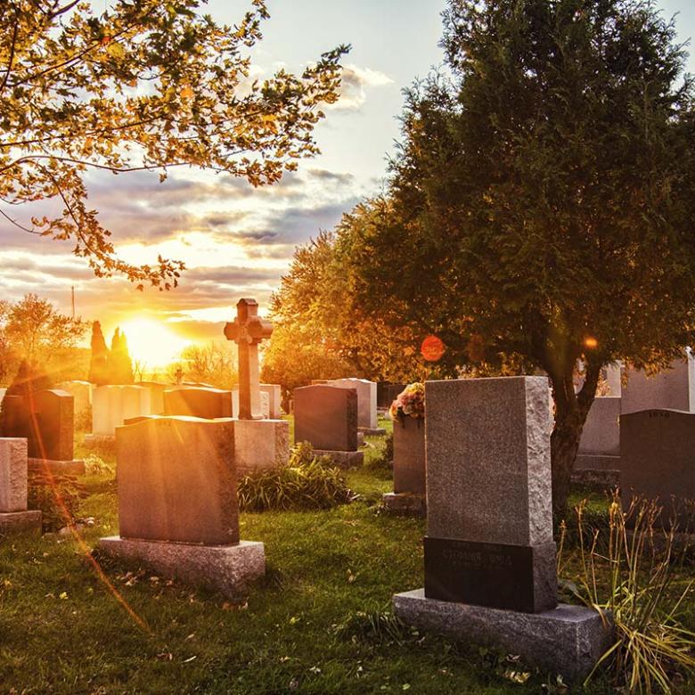 Allerheiligen: Friedhof bei Sonnenaufgang