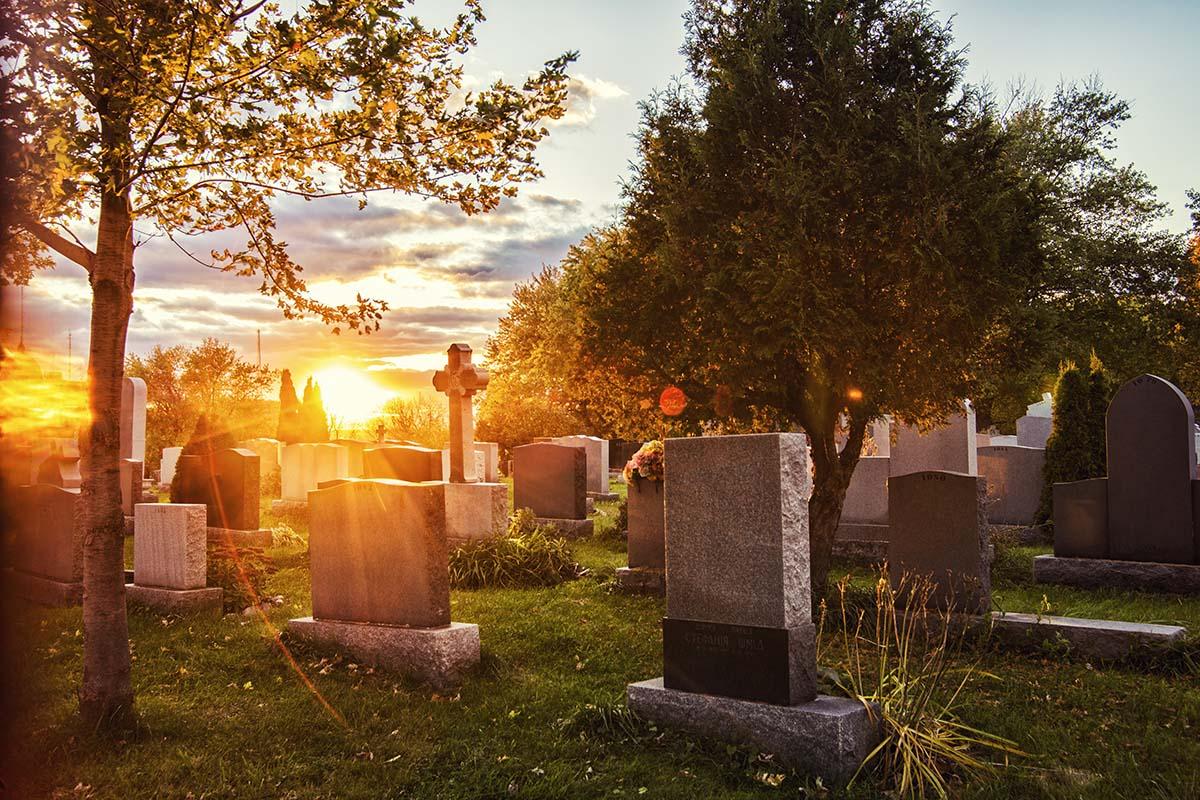 Allerheiligen: Friedhof bei Sonnenaufgang