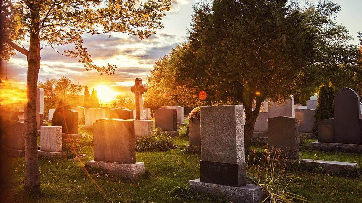 Allerheiligen: Friedhof bei Sonnenaufgang