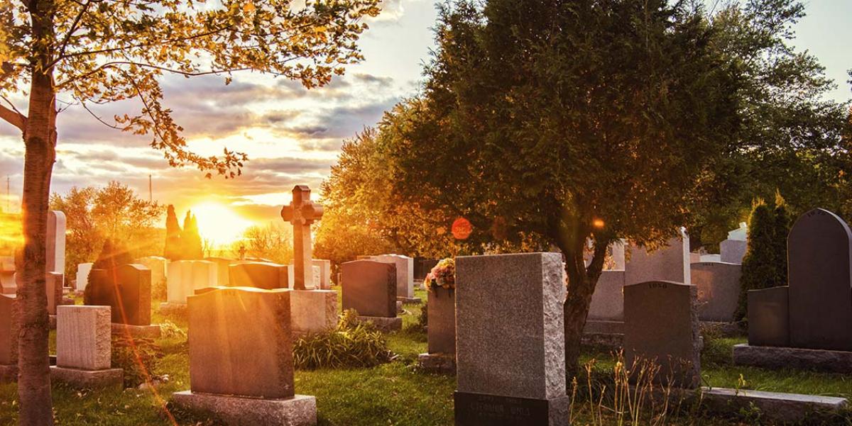 Allerheiligen: Friedhof bei Sonnenaufgang