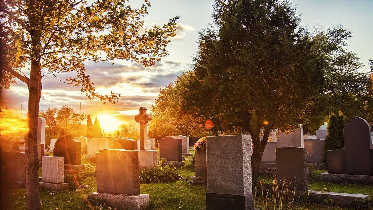 Allerheiligen: Friedhof bei Sonnenaufgang
