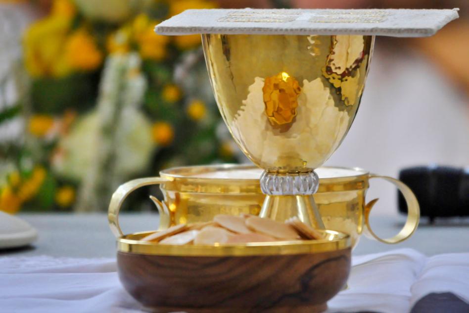 An Gründonnerstag steht das Letzte Abendmahl im Mittelpunkt. Dabei setzt Jesus das Sakrament der Eucharistie ein, das Katholiken in jeder Hl. Messe feiern.